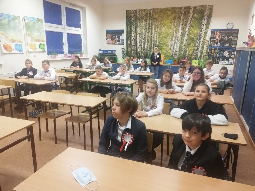 Uczniowie podczas zajec w klasie.